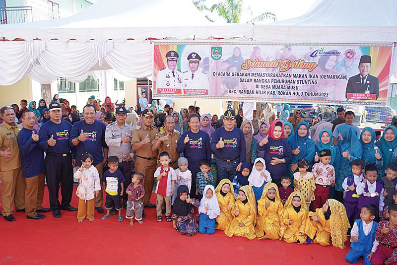 Bupati Rohul H Sukiman bersama Ketua TP PKK Rohul Hj Peni Herawati Sukiman foto bersama usai pemberian makanan tambahan bergizi sekaligus sosialisasi Gemarikan dalam rangka penurunan tengkes di Desa Muara Musu, Kecamatan Rambah Hilir, Rabu (26/7/2023).