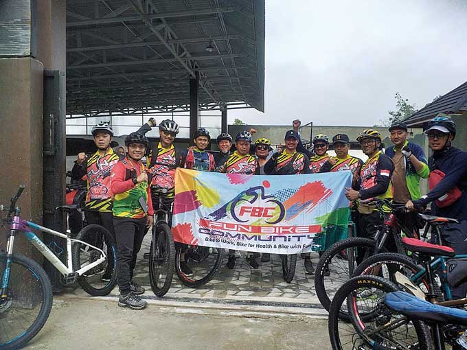 Anggota Fun Bike Community foto bersama usai mengikuti kegiatan gowes, beberapa waktu lalu.