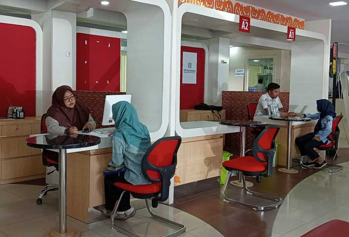 Masyarakat mendatangi loket pelayanan BPN Kota Pekanbaru yang kembali dibuka di Gedung C MPP Pekanbaru, Senin (3/4/2023).