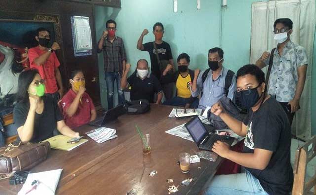 Komunitas Jurnalis Gianyar (KJG) menyampaikan pernyataan sikap terkait oknum warganet yang ngawur dan menghujat karya jurnalistik, Jumat (5/6/2020). JPG