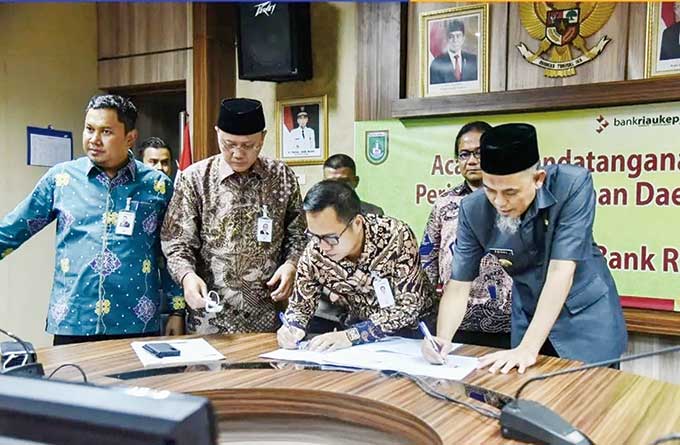 Wali Kota Dumai H Paisal bersama perwakilan Bank Riau Kepri menandatangani perjanjian pinjaman daerah, Rabu (8/6/2022).