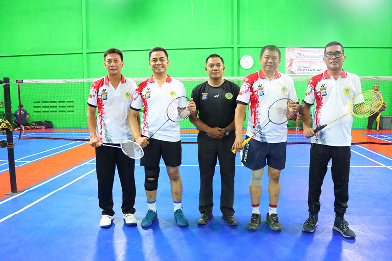 Kapolres Inhu, AKBP Bachtiar Alponso SIK MSi (dua kiri) didampingi Ketua PBSI Inhu yang juga Sekretaris Daerah Kabupaten (Sekdakab) Inhu, Ir H Hendrizal MSi (dua kanan) foto bersama sebelum pertandingan ekshibisi, Kamis (11/8/2022).