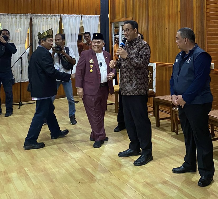 Bakal calon presiden dari Partai Nasdem Anies Rasyid Baswedan saat memberikan sambutan kerelawan didamping Wakil Gubernur Riau Edy Natar Nasution dan pemilik HM Yunus serta , Senin (5/12/2022).