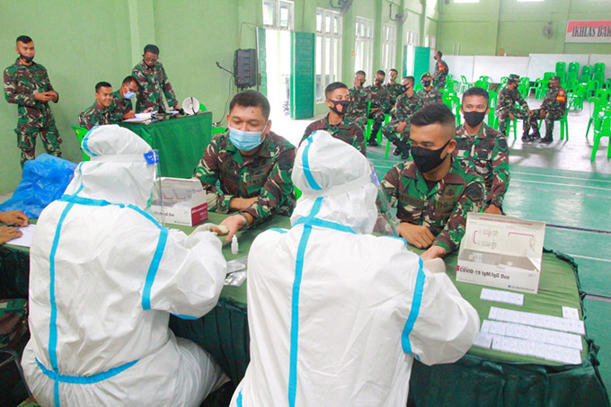 Dandim 0313/KPR Letkol Inf Leo Octavianus M Sinaga (masker biru) menjadi yang pertama-tama melakukan rapid test di lingkungan Kodum 0313/KPR pada Senin (4/1/2021). Hendrawan Kariman/Riau Pos