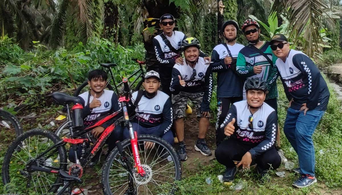 Anggota komunitas RSM Project foto bersama usai melaksanakan gowes bersama.