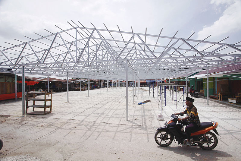 Progres pengerjaan los untuk PKL Pasar Cik Puan, Pekanbaru, Kamis (27/7/2023). Los ini dibangun secara swadaya oleh pedagang dengan daya tampung sekitar 160-170 pedagang.