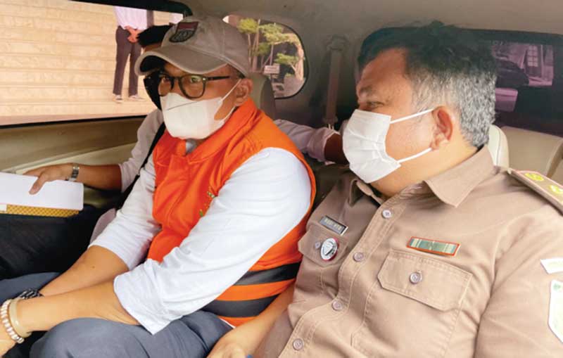 Surya Darmawan memakai rompi tahanan. Mantan Ketua KONI Kampar ini divonis pidana penjara selama 9 tahun.