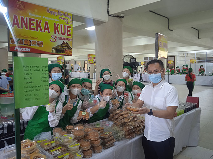 Ketua Panitia Festival Kue Bulan Surya SEÂ  (depan) menunjukkan menu makanan vegetarian yang disediakan dalam bazar vegetarian dan festival lampion di Pusdiklat Bumi Suci Maitreya, Ahad (11/9/2022).