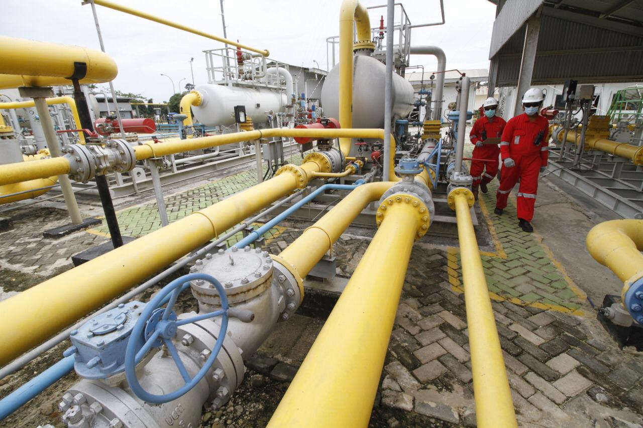 Pekerja EMP Bentu Ltd sedang melakukan tugas rutin pengecekan instalasi produksi di Segat Gas Plant.