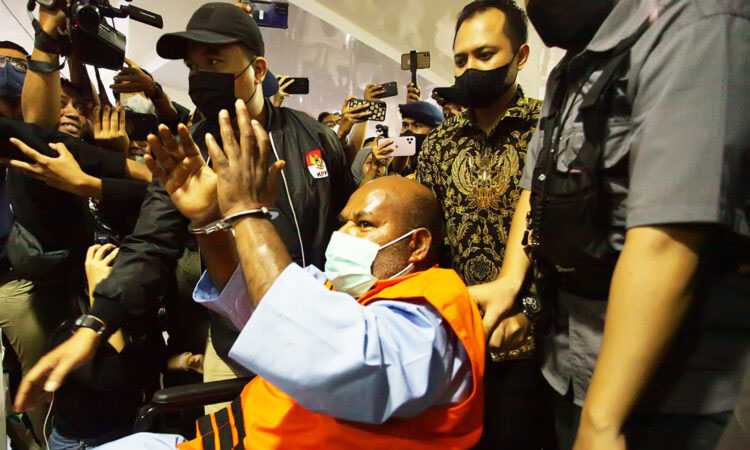 Tersangka Gubernur Papua Lukas Enembe mengenakan rompi oranye, diborgol, dan menggunakan kursi roda saat ditampilkan di RSPAD Gatot Soebroto, Jakarta, Rabu (11/1/2022). KPK menahan Gubernur Papua Lukas Enembe selama 20 hari terkait kasus dugaan suap dan g