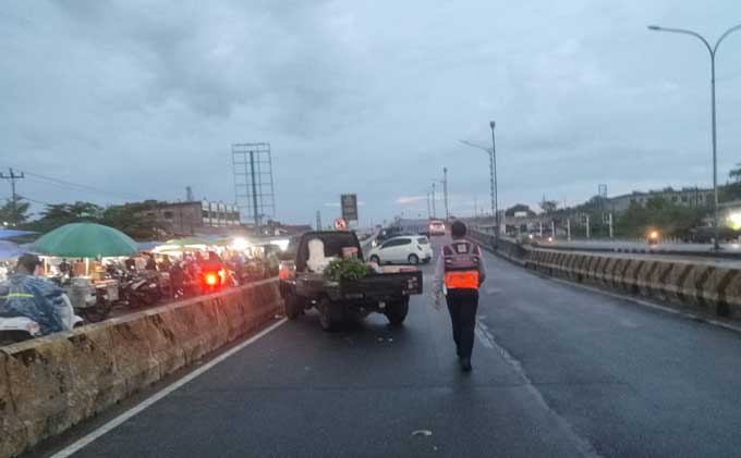 Petugas Dishub Pekanbaru melakukan penertiban terhadap kendaraan yang parkir di fly over Pasar Pagi Arengka, Jalan Soekarno Hatta, Selasa (27/6/2023) pagi.
