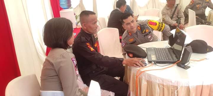 Anggota Senkom Mitra Polri, Mukhlis Hidayat Andre JPR saat mensosialisasikan media komunikasi SDC kepada Kasat Lantas Polres Inhu, AKP Rocky Junasmi SIK MSi, baru-baru ini.