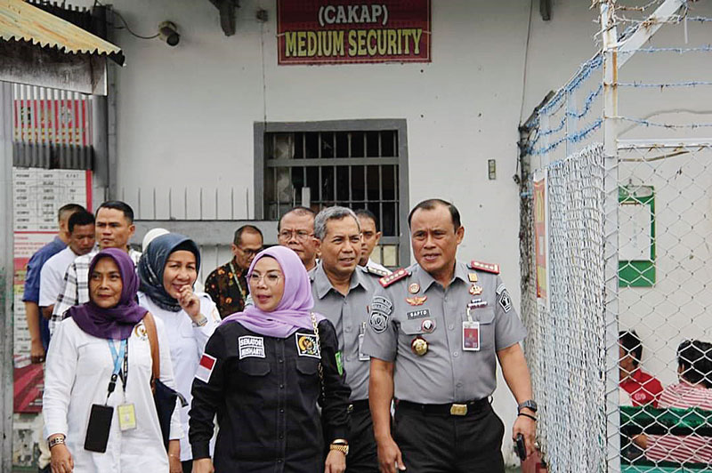 Kepala Lapas Kelas IIA Pekanbaru Sapto Winarno (kanan)Â  mendampingi Anggota DPD RI Misharti saat meninjau fasilitas pembinaan Lapas, Senin (23/10/2023).