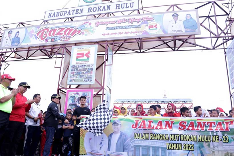 Bupati Rohul Sukiman didampingi Wabup Indra Gunawan dan forkopimda melepas ribuan peserta jalan santai dalam acara car free day sekaligus membuka secara resmi Rohul Expo dalam rangka menyemarakkan Peringatan HUT Ke-23 Kabupaten Rohul di lapangan dataran t