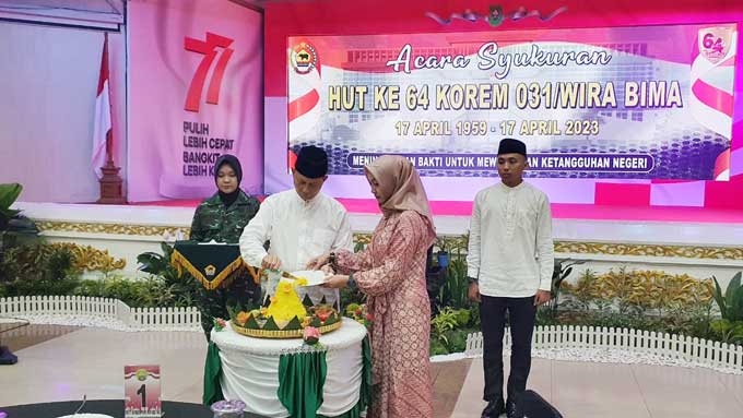 Danrem 031/WB Brigjen TNI Dani Rakca Andalasawan memotong tumpeng dalam acara syukuran HUT ke-64 Korem 031/WB di Gedung Daerah Provinsi Riau Jalan Diponegoro Pekanbaru, Selasa (18/4/2023).
