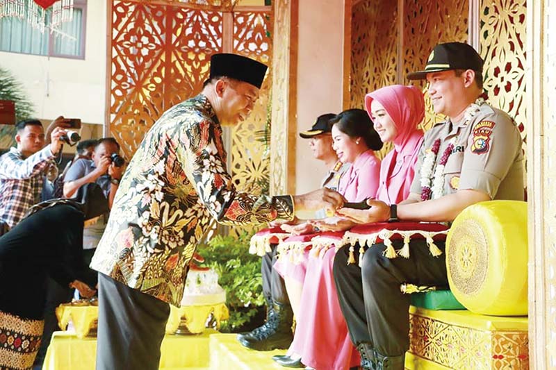 TEPUNG TAWAR: Wako Pekanbaru Dr H Firdaus ST MT melakukan tepung tawar pada AKBP Nandang sebagai Kapolresta Pekanbaru yang baru. (HUMAS PEMKO PEKANBARU for riau pos)