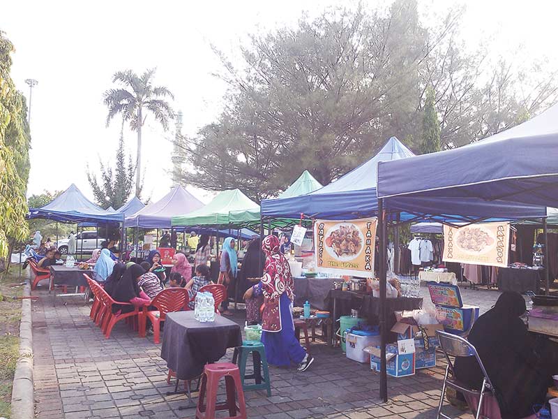 jajakan dagangan: Para pedagang menjajakan dagangan di kawasan halaman Masjid Raya An-Nur, Jumat (19/4/2019).
