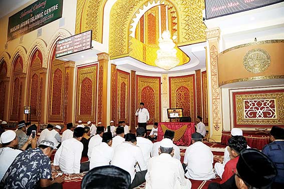 PANEN JAGUNG: Bupati Rohul H Sukiman didampingi Kadis TPH Rohul Mubrizal dan Pj Sekda Rohul H Abdul Haris panen jagung di lahan Kelompok Tani Berkah Tani, Desa Suka Maju, Kecamatan Tambusai, Kamis (9/8/2018).