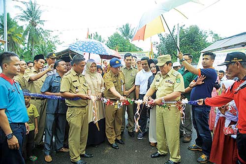 PASANG BUSUR: Bupati Rohul H Sukiman didampingi Sekda Rohul H Abdul Haris memasang busur panah sebagai tanda dibukanya Kejuaraan Panahan tingkat kabupaten yang dipusatkan di rumah Dinas Bupati, Ahad (18/11/2018). (HUMAS PEMKAB ROHUL).