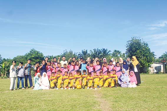 FOTO BERSAMA: Juara MTQ dan juara turnamen bola kaki Desa Persiapan Ujung Batu Barat, Kecamatan Ujung Batu, foto bersama dengan mahasiswa Kunkerta UIN Suska angkatan XLII, pekan lalu.