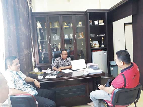 BERBINCANG: Kadisparbud Rohul Drs Yusmar MSi berbincang sekaligus menjajaki kerja sama dengan Telkomsel Area 1 Sumbagteng, terkait pelayanan wisata ke objek wisata yang ada di Rohul, Selasa (25/9/2018).