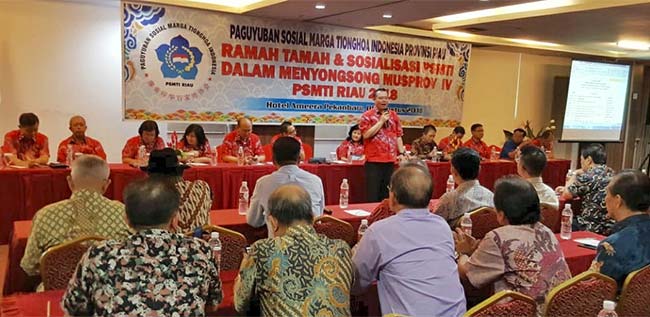 PAPARKAN PROGRAM: Ketua Umum PSMTI Riau Peng Suyoto memaparkan program kerja yang telah dilaksanakan selama dirinya menjabat di depan para sesepuh PSMTI Riau, Kamis (9/8/2018). cr2/Mirshal/Riau Pos