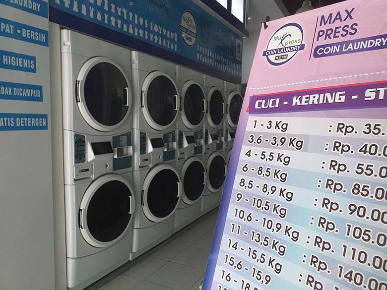 MENCUCI SENDIRI: coin wash, mesin cuci yang pengoperasiannya menggunakan koin, Rabu (3/7/2019).*1/Mirshal/Riau Pos
