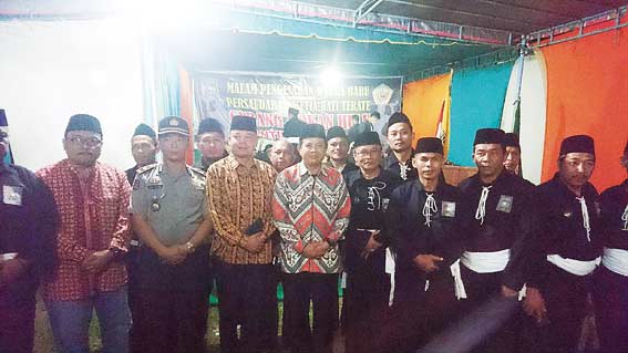 FOTO BERSAMA: Penjabat (Pj) ‎Sekretaris Daerah (Sekda) Rohul H Abdul Haris SSos MSi foto bersama usai menghadiri pengesahan warga baru Persaudaraan Setia Hati Terate (PSHT) Cabang Rohul di Desa Rambah Muda, Kecamatan Rambah Hilir, Sabtu (22/9/2018).