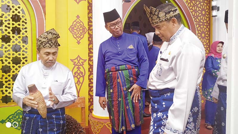FOTO BERSAMA: Bupati Rokan Hilir H Suyatno AMP foto dengan pose kekinian bersama sejumlah petugas pengibar bendera usai upacara peringatan Hari Pahlawan, Ahad (10/11/2019).(Zulfadhli/Riau Pos)