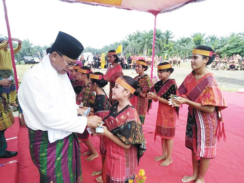 TERIMA PENGHARGAAN: Bupati Rokan Hilir H Suyatno AMp menerima penghargaan pada malam penghargaan Bukit Barisan 2019, Jumat (8/11/2019) lalu. (Humas Pemkab Rohil)