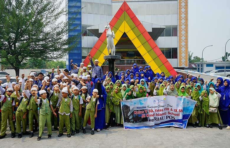 FOTO BERSAMA: Ratusan Siswa SDIT-SMPIT Al Kindi Islamic School berfoto bersama usai melakukan kunjungan belajar ke Riau Pos, Selasa (3/9/2019).