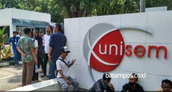 Sejumlah karyawan sedang beristirahat di depan pintu masuk PT  Unisem.(foto/JPNN.com)