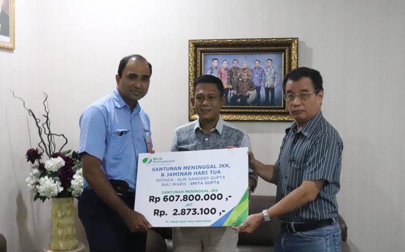 Serahkan santunan: Division Head HRD PT IKPP Hendri Alim menyerahkan santunan kepada perwakilan tenaga kerja asingÂ  Suresh (kanan) disaksikan Kepala Cabang BPJS Ketenagakerjaan Pekanbaru Kota Mias Muchtar, Jumat (24/5/2019).