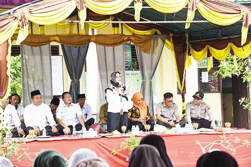 SOSIALISASI: Kepala Deputi III Edukasi, Sosialisasi, Partisipasi dan Kemitraan, Badan Restorasi Gambut RI Dr Myrna A Safitri memberikan penjelasan tentang pengelolaan gambut tanpa membakar Selasa (9/4/2019).