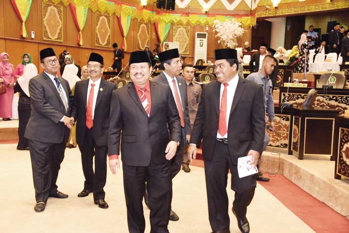 BERI KETERANGAN: Bupati Bengkalis Amril Mukminim didampingi Kadis Kominfotik Johansyah Syafri memberikan keterangan pers kepada wartawan,  belum lama ini.