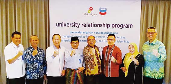 FOTO BERSAMA: Kepala SKK Migas Sumbagut Avicenia Darwis, GM External Affairs PT CPI Winu Adiarto, GM PGPA PT Chevron Sukamto Thamrin, Rektor Unri Prof Aras Mulyadi, Rektor UIR Prof Dr H Syafrinaldi SH, Rektor Unilak Dr Hj Hasnati, Rektor Umri Dr H Mubarak