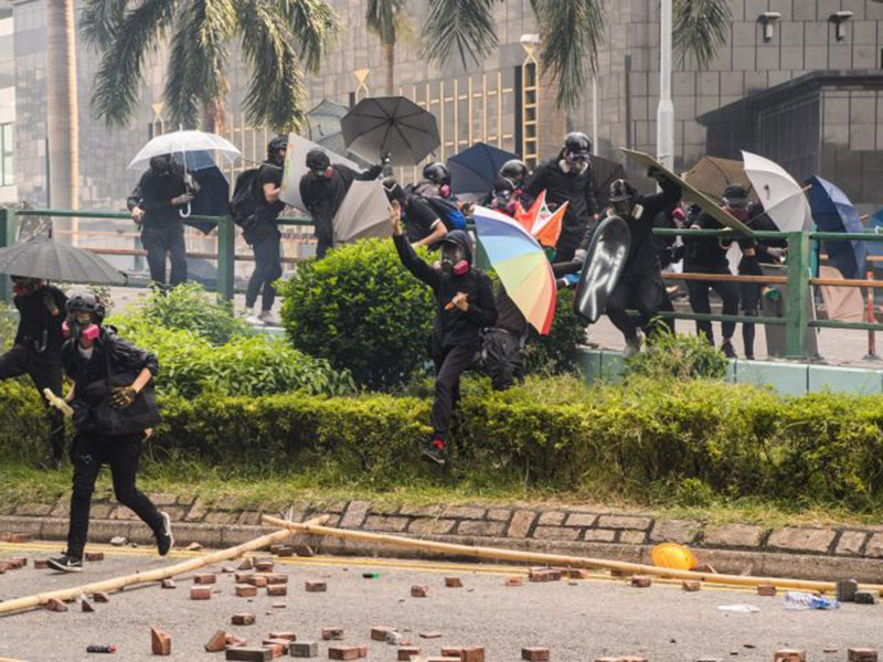 Demonstran mencoba keluar dari kampus Polytechnic University (ANTHONY WALLACE / AFP)