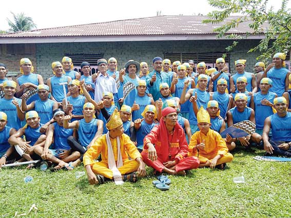 FOTO BERSAMA: Anak pacuan Jalur 9 Langkah Putri Samudra dari Desa Banjar Benai, Kecamatan Benai, foto bersama sebelum berpacu di Tepian Narosa Teluk Kuantan, Rabu (29/8/2018).