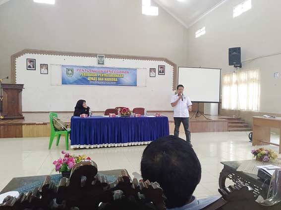 BERI MATERI: Narasumber memberikan materi pada penyuluhan penyalahgunaan peredaran miras dan narkoba di Kecamatan Mandau, Kamis (27/9/2018).