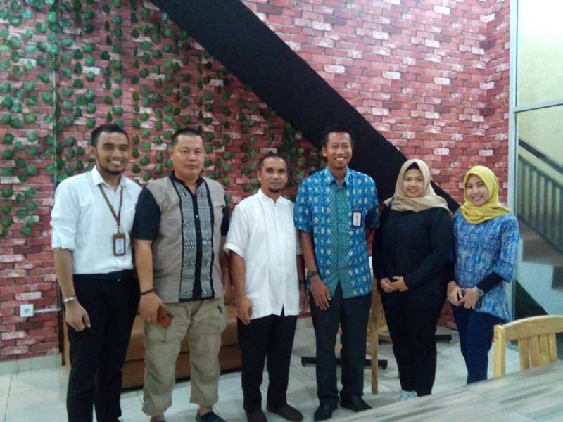 GM Riau Pos Nazir Fahmi (tiga kiri), Humas PLN Wilayah Riau dan Kepulaun Riau Fendi (tiga kanan) dan rekannya Drawili (kiri) dan staf PLN lainnya foto bersama usai silaturahmi, Jumat (3/5/2019).(SAKIMAN/ RIAU POS)