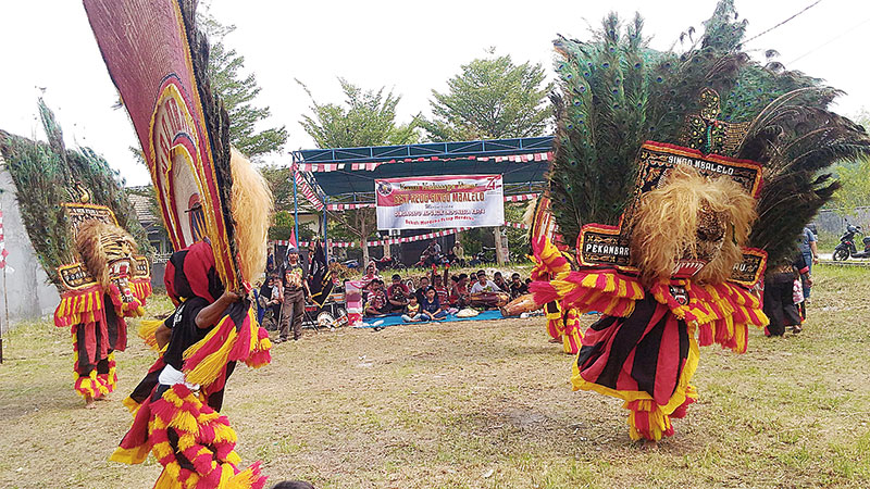 KESENIAN REOG: Empat pemuda saat membawakan pertunjukan Reog Singo Mbalelo Pekanbaru di Komplek Bumi Raya Permai, Kelurahan Tuah Karya, Pekanbaru, Ahad (25/8/2019). (MUSLIM/RIAU POS)