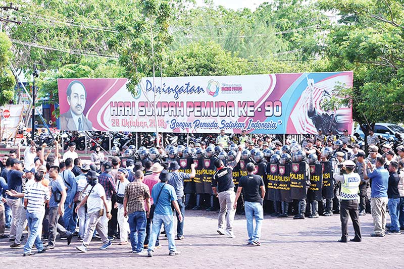 SIMULASI: Sejumlah personel polisi dan satpol PP melakukan simulasi sistem pengamanan kota yang digelar Polres Bengkalis di lapangan Tugu Bengkalis dalam rangkaian pengamanan Pemilu 2019, Senin (8/4/2019).