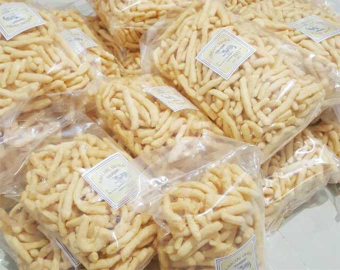Amplang Udang, kerupuk khas Inhil, Riau yang banyak dijadikan oleh-oleh.