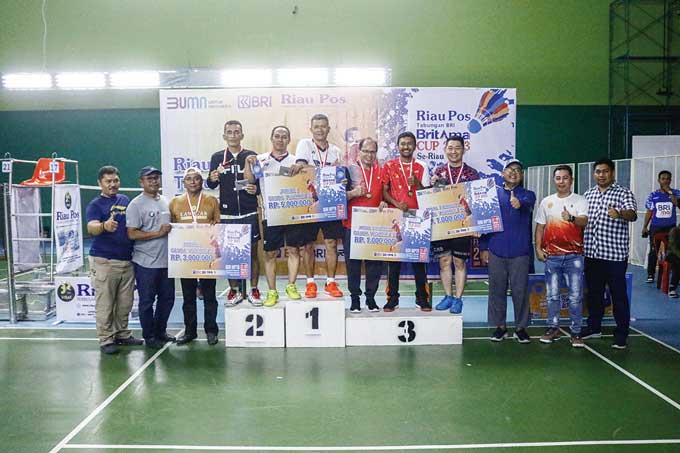 Direktur Utama Riau Pos Ahmad Dardiri (tiga kanan), Manajer EO Riau Pos Lismar Sumirat (kanan), Kabid Olahraga IKPTB Caiyu (dua kanan) foto bersama dengan para pemenang kategori veteran 95 di turnamen bulutangkis Riau Pos Tabungan BRI Britama Cup di GOR I