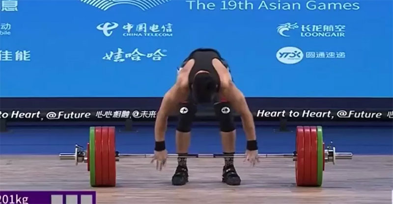 Momen atlet angkat berat (weightlifting) Indonesia Rachmad Erwin Abdullah yang akan mengangkat barbeL 202 kg.