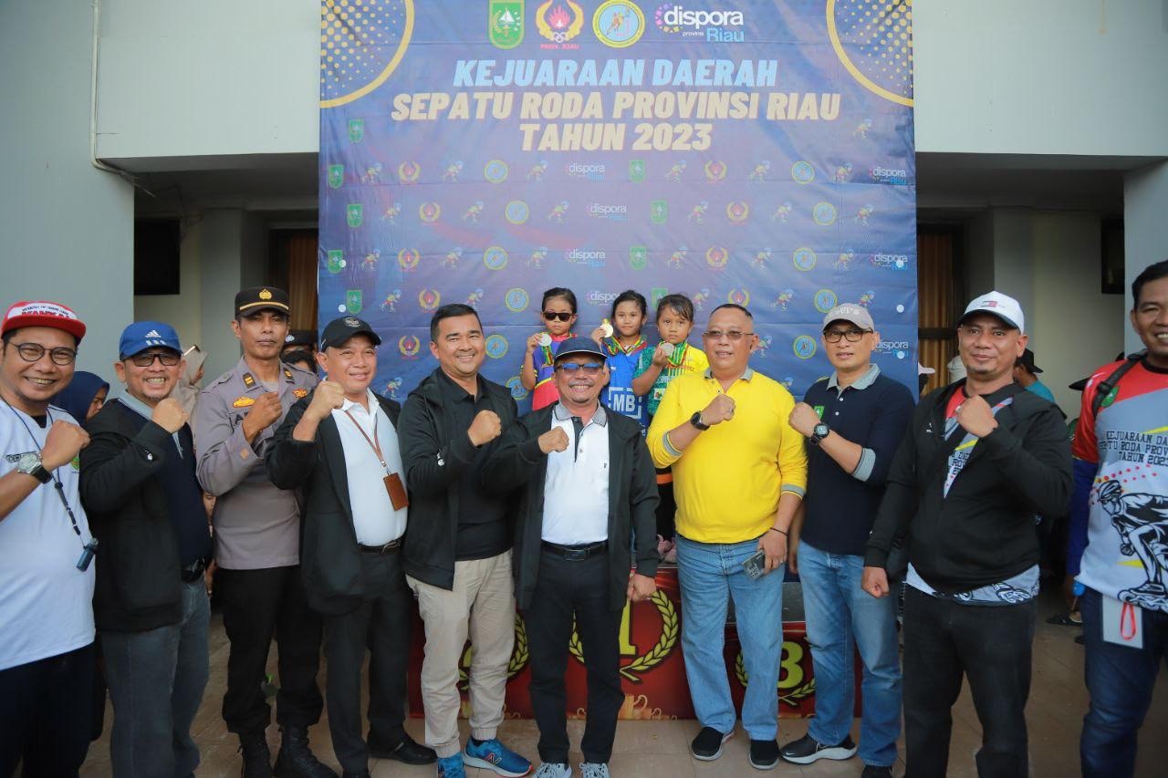 Kadispora Riau H Boby Rachmat SSTP MSi AIFO-P foto bersana Sekda Siak Arfan Usman, Sekretaris Jenderal PP Porserosi Sandra Erawanto, Ketua Porserosi Riau Benny Saputra, dan Kepala Bidang Peningkatan Prestasi Olahraga Dispora Riau  Zulkifli Rahman usai pen