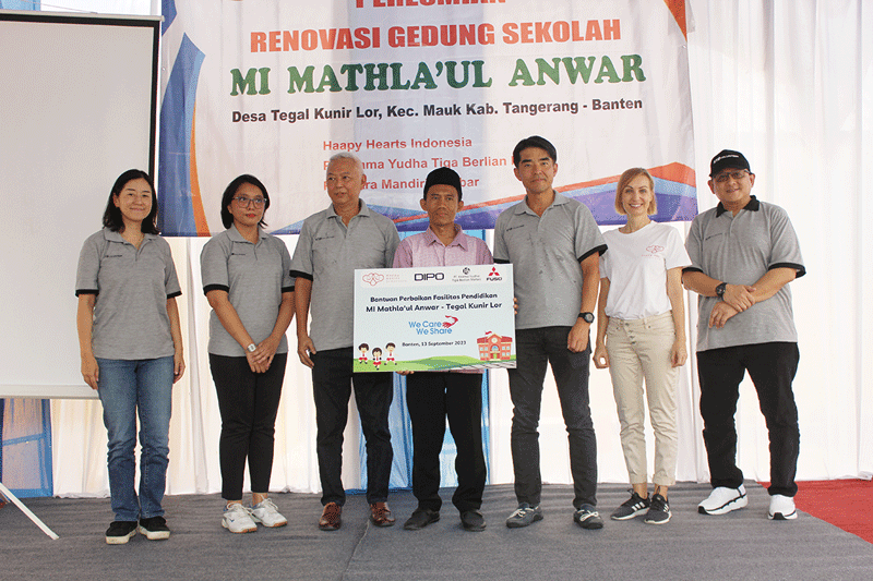 Presiden Direktur PT Krama Yudha Tiga Berlian Motors Nobukazu Tanaka, serta Direktur Divisi Administration & Human Resources PT Krama Yudha Tiga Berlian Motors Prasetio Hartono selaku perwakilan dari Manajemen KTB bersama-sama menyerahkan bantuan secara s