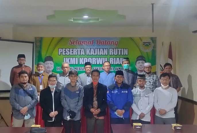 Idaroh Kemakmiran Masjid Indonesia (IKMI) Provinsi Riau mengirim para dai ke daerah pedalaman di Riau untuk memberikan bimbangan agama dan belajar islam bagi anak-anak suku pedalaman. Bahkan para dai ini didatangkan dari STID M Natsir Jakarta ke wilayah