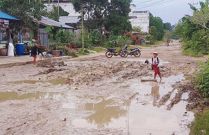 Kondisi jalan lintas di Desa Titi Akar, Kecamatan Rupat Utara, Bengkalis sangat memprihatinkan. Selain rusak, juga digenangi air, sehingga masyarakat kesulitan melintas di jalan tersebut. Foto diambil beberapa hari lalu.