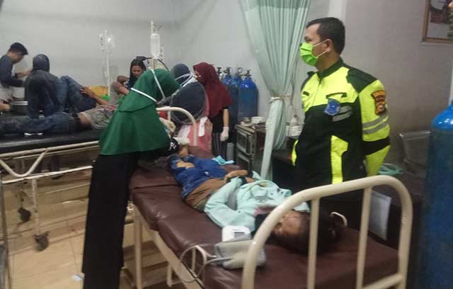 Petugas kepolisian  membawa korban kecelakaan ke klinik terdekat. Dalam kejadian itu dua tewas.  Satlantas Polres Bengkalis
